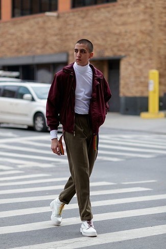 Comment porter un pantalon bleu canard pour un style chic decontractés à l'adolescence