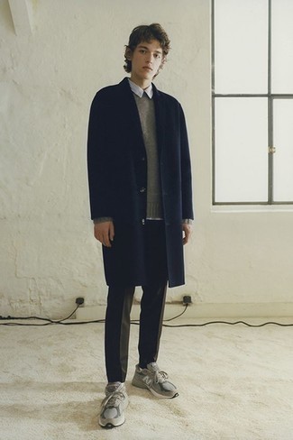Comment porter un pantalon bleu canard pour un style chic decontractés à l'adolescence