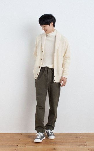 Comment porter un pantalon bleu canard pour un style chic decontractés à l'adolescence