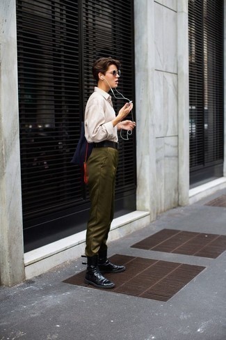 Comment porter un pantalon bleu canard pour un style chic decontractés à l'adolescence