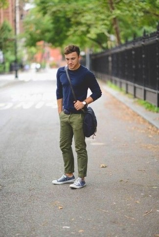 Comment porter un pantalon bleu canard pour un style decontractés