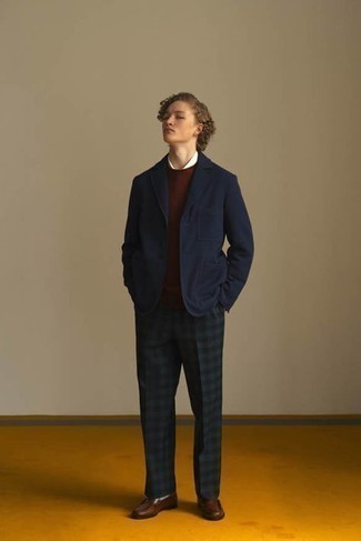 Comment porter un pantalon bleu canard pour un style chic decontractés à l'adolescence
