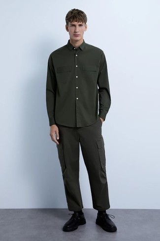 Comment porter un pantalon bleu canard pour un style chic decontractés à l'adolescence