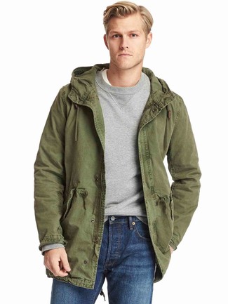 Comment porter une parka bleu canard en automne