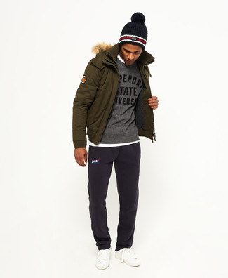 Comment porter une parka bleu canard en hiver