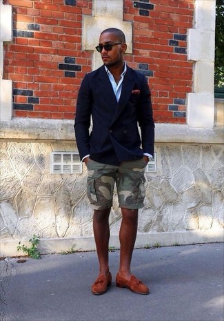 Un blazer à porter avec un short bleu canard