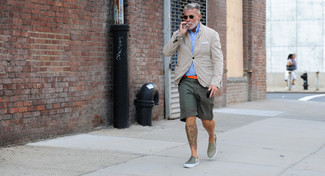 Un blazer à porter avec un short bleu canard