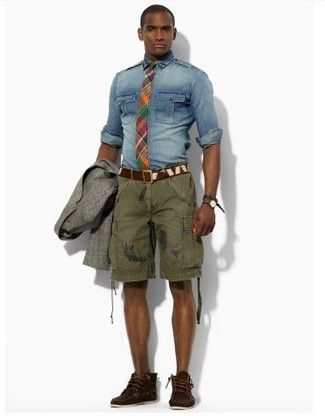 Un blazer à porter avec un short bleu canard