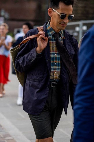 Un blazer à porter avec un short bleu canard