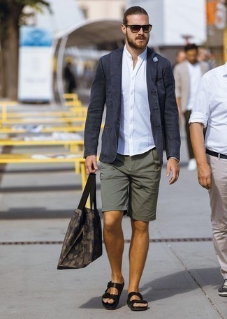 Un blazer à porter avec un short bleu canard