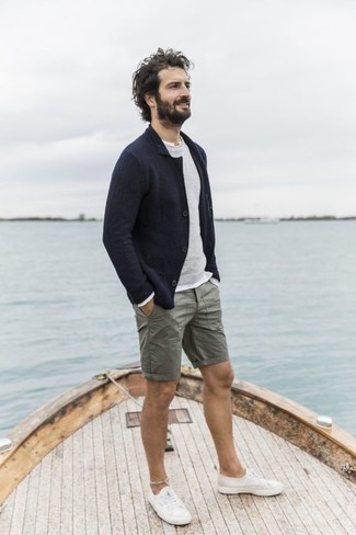 Un blazer à porter avec un short bleu canard