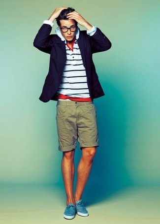 Un blazer à porter avec un short bleu canard