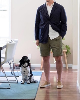 Un blazer à porter avec un short bleu canard