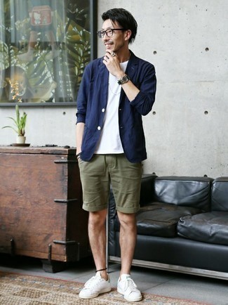 Un blazer à porter avec un short bleu canard