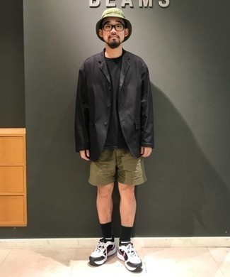 Un blazer à porter avec un short bleu canard