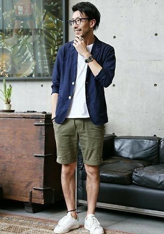 Un blazer à porter avec un short bleu canard