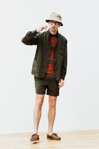 Un blazer à porter avec un short bleu canard
