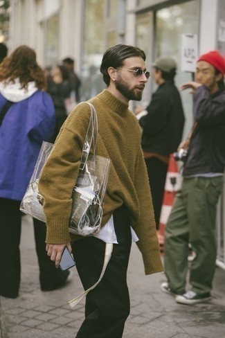 Comment porter un pull à col roulé en laine bleu canard quand il fait chaud