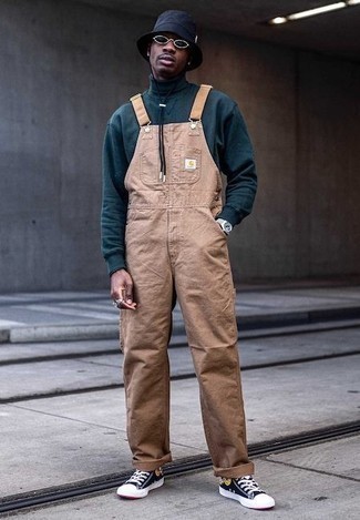 Comment porter un pull à col roulé en laine bleu canard quand il fait chaud