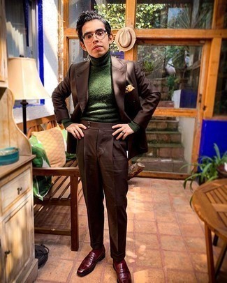 Comment porter un pull à col roulé en laine bleu canard quand il fait chaud