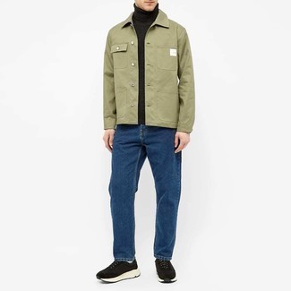 Comment porter un pull à col roulé en laine bleu canard quand il fait chaud