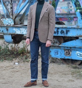 Comment porter un pull à col roulé en laine bleu canard quand il fait chaud