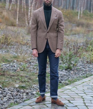 Comment porter un pull à col roulé en laine bleu canard quand il fait chaud