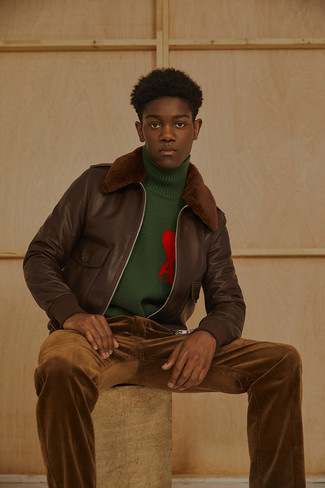 Comment porter un pull à col roulé en laine bleu canard quand il fait chaud