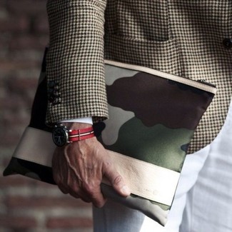 Comment porter une pochette bleu canard quand il fait chaud