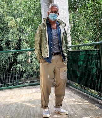 Comment porter une veste imprimée tie-dye