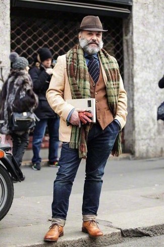 Un blazer à porter avec des chaussures brogues tabac pour un style chic decontractés quand il fait frais