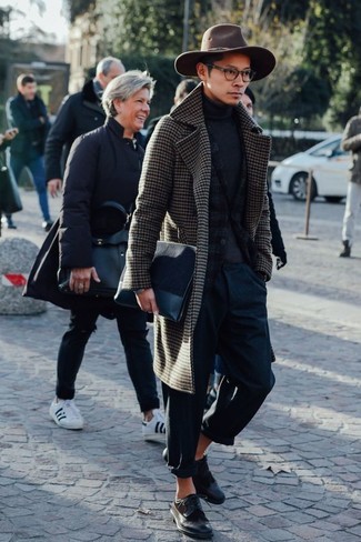 Un blazer à porter avec des chaussures brogues tabac pour un style chic decontractés quand il fait frais