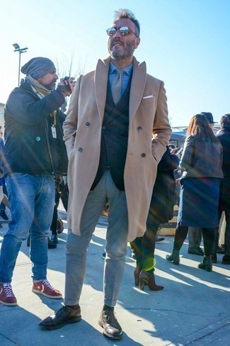 Un blazer à porter avec des chaussures brogues tabac pour un style chic decontractés quand il fait frais