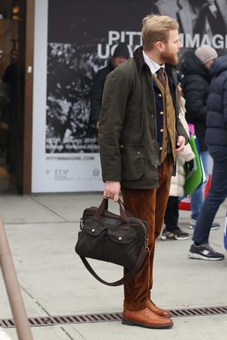Comment porter un pantalon chino en velours côtelé tabac