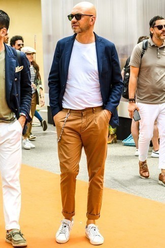 Comment porter un pantalon chino en velours côtelé tabac