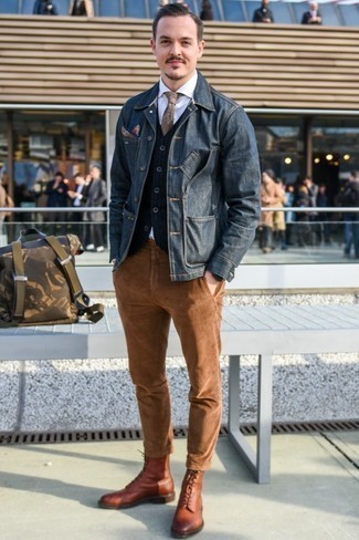 Comment porter un pantalon chino en velours côtelé tabac