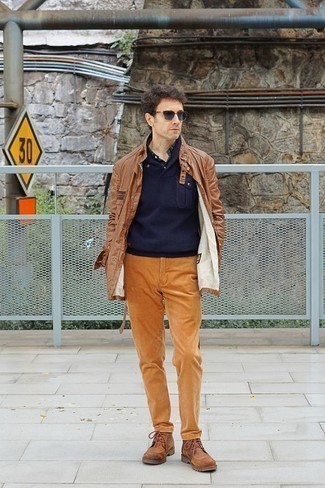 Comment porter un pantalon chino en velours côtelé tabac