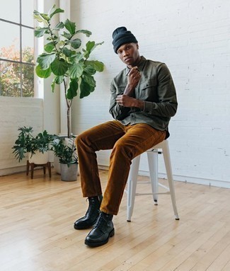 Comment porter un pantalon chino en velours côtelé tabac