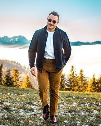 Comment porter un pantalon chino en velours côtelé tabac