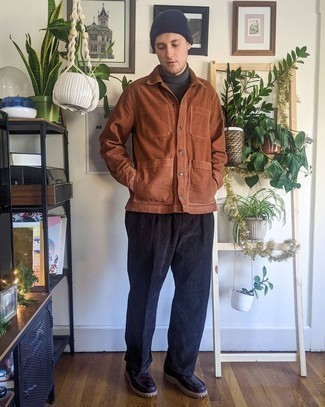Comment porter une veste-chemise en velours côtelé tabac avec des bottes de loisirs en cuir pourpre foncé