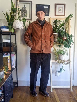 Comment porter une veste-chemise en velours côtelé tabac avec des bottes de loisirs en cuir pourpre foncé
