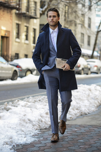 Une chemise de ville à porter avec des chaussures derby tabac pour un style elégantes