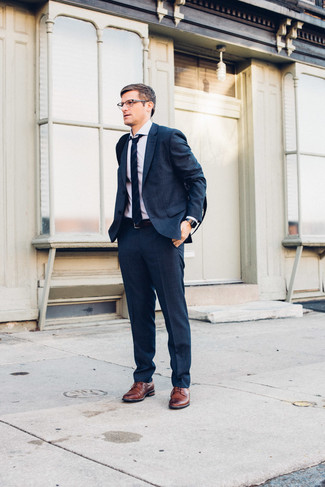 Une chemise de ville à porter avec des chaussures derby tabac pour un style elégantes