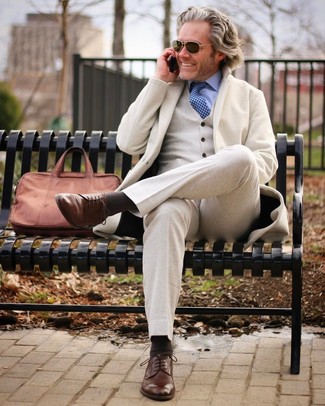 Une chemise de ville à porter avec des chaussures derby tabac au printemps
