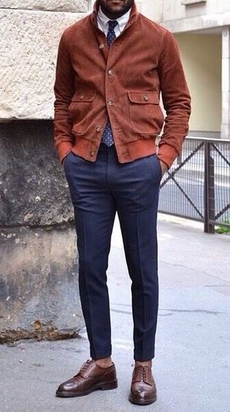Une chemise de ville à porter avec des chaussures derby tabac au printemps