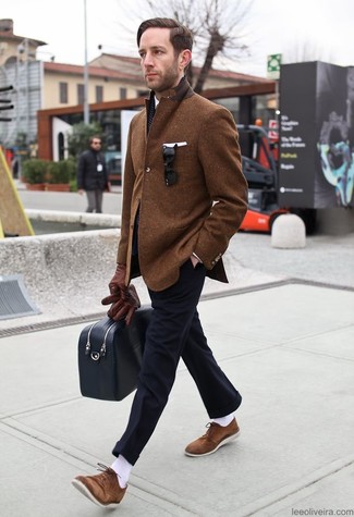 Une chemise de ville à porter avec des chaussures derby tabac au printemps