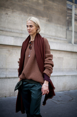 Comment porter un pull surdimensionné en tricot tabac