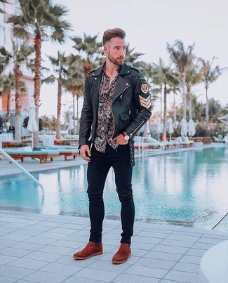 Comment porter des bottines chelsea en daim tabac