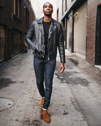 Comment porter des bottines chelsea en daim tabac