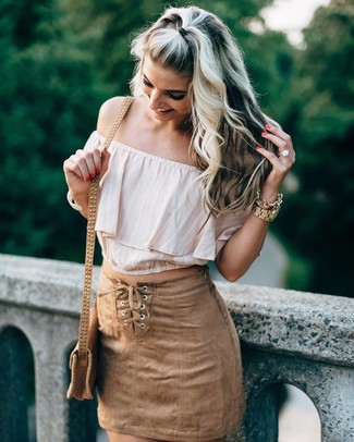 Comment s'habiller pour un style relax: Harmonise un top à épaules dénudées beige avec une minijupe en daim marron clair pour un look idéal le week-end.